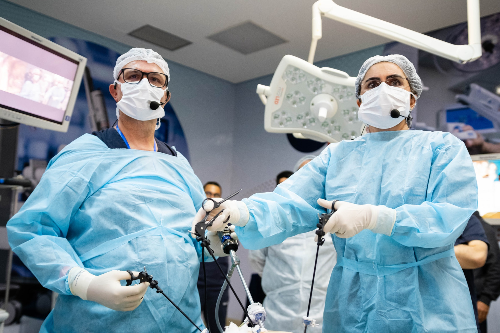 Cirurgiões em treinamento prático de dissecção