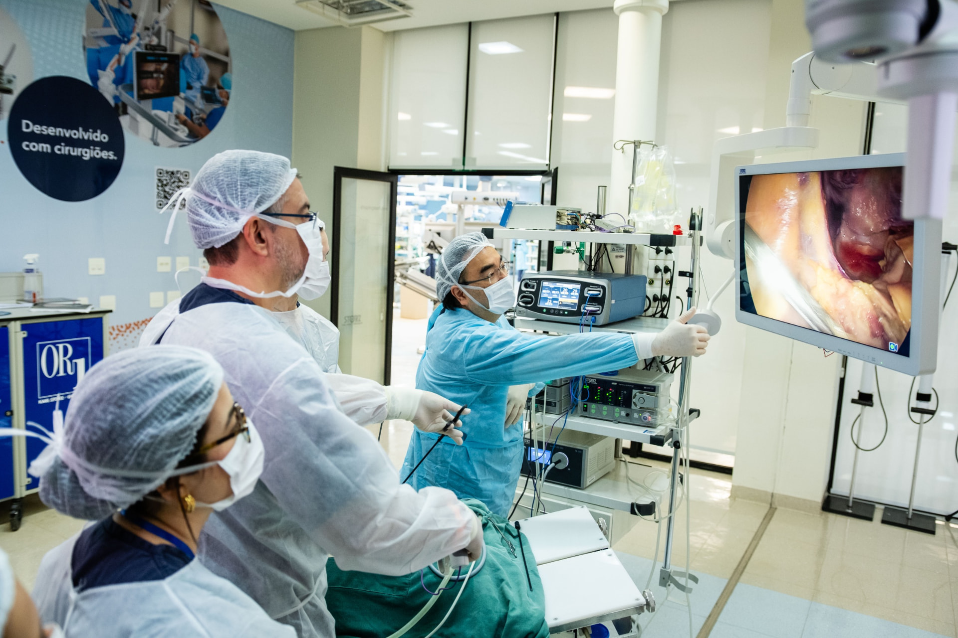 Equipe acompanhando a dissecção no monitor durante o treinamento