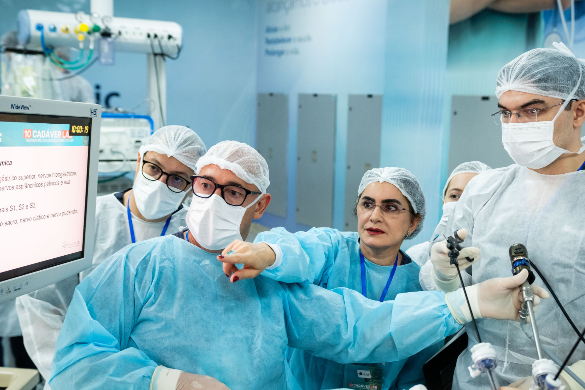 Preceptores orientando participantes durante a dissecção pélvica